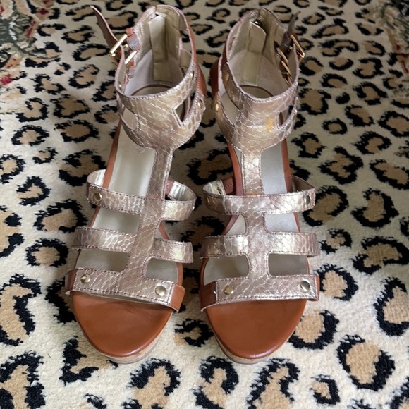 guess brown wedges